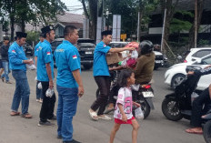 Gelar Aksi Sosial Ramadan, KNPI Kota Cirebon Turun ke Jalan Bagikan Takjil