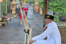 Jalan Poros Mundu–Greged Rusak Parah, Ujang Busthomi Turun Tangan Perbaiki