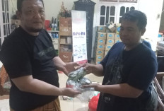 KOMPI Serahkan Karung Uang Koin ke Pendopo Indramayu sebagai Ganti Rugi Fasilitas Umum