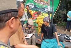 Saat Lapak PKL Dibongkar, Sulaiman Tetap Menjahit Sepatu Demi Keluarga