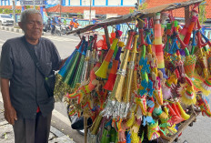Penjualan Terompet Tahun Baru di Majalengka Anjlok, Pedagang Keluhkan Sepinya Pembeli