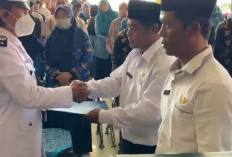 Dua Perangkat Desa Jatiseeng Dilantik, Kuwu Tekankan Amanah dan Pelayanan