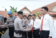 Penuh Haru, Kapolres Cirebon Kota Beri Penghargaan 51 Anggota dan Hadiah Umrah untuk Dua Personel
