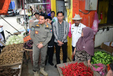 Bupati Lucky Hakim Sidak Pasar Jatibarang, Pastikan Stok Sembako Aman dan Harga Stabil Selama Ramadan
