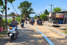 Patungan Rp400 Juta, Warga Cirebon Perbaiki Jalan Rusak yang 18 Tahun Tak Diperbaiki