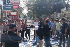 Heboh! Demonstran Tebar Ratusan Jangkrik dan Katak di Kejaksaan Kuningan, Ini Tuntutannya