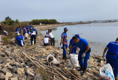 HUT ke-76 Polairud, Nyaris 300 Personel Dikerahkan Bersihkan Pantai Kesenden Cirebon