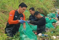 Langkah Nyata Bupati Lucky Hakim Jaga Lingkungan, Turun Langsung Angkat Sampah Sungai