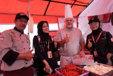 Chef Prancis Turun ke Dapur Bencana Longsor Pasirlangu, Masak Menu Sunda untuk Warga