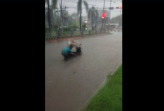 Jalan Terusan Pemuda Cirebon Banjir, Pengendara Terpaksa Dorong Motor