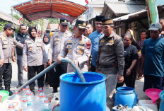 Warga Argasunya Terdampak Kekeringan, Polres Cirebon Kota Bergerak Kirim Bantuan Ribuan Liter Air Bersih