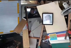 Hilang Kendali, Mobil Box Nyaris Hantam Tukang Cukur di Kuningan