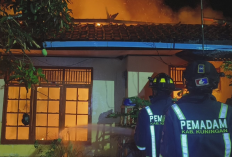 Kebakaran di Kuningan: Rumah Sekaligus Tempat Usaha Konveksi Hangus Terbakar, Kerugian Capai Rp360 Juta