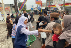 Peringati Milad, MTs Negeri 2 Kota Cirebon Bagikan Ratusan Paket Takjil