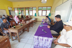 Atap SDN 3 Cihirup Kuningan Ambruk, Orang Tua Siswa Siap Gotong Royong Bersihkan Puing
