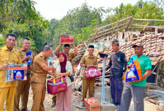 Pemkab Indramayu Salurkan Bantuan untuk Rasidi, Lansia Korban Rumah Ambruk