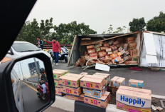 Truk Terguling di Flyover Pegambiran Cirebon, Sopir Hindari Mobil Parkir hingga Hilang Kendali