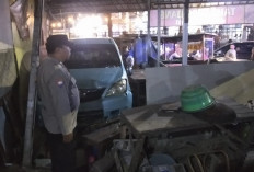 Avanza Lepas Kendali, Hantam Empat Gerobak Pedagang di Kebon Pelok Cirebon