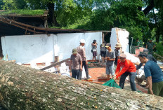 Pohon Tumbang di Astana Gunung Jati Dievakuasi, Cungkup Makam Petilasan Wali Songo Rusak