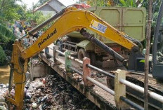 Ratusan Kwintal Sampah di Sungai Kanci Dibersihkan, Plt Camat Astanajapura: Tegakkan Perdes Sampah