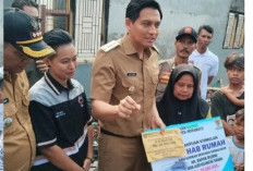 Bupati Indramayu Lucky Hakim Tinjau Kebakaran di Tukdana, Salurkan Bantuan Rp20 Juta per Rumah