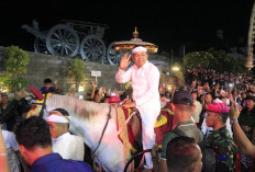 Semarak Kirab Budaya 'Mahkota Bertahta Cinta', Warga Berebut Salami Dedi Mulyadi