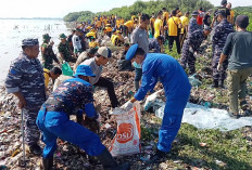 Tindaklanjuti Instruksi Presiden, Pantai Kesenden Cirebon Dibersihkan Massal