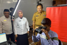 Kemenag dan Disdukcapil Kota Cirebon Jemput Bola Rekam e-KTP Siswa MAN 2