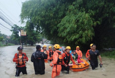 Sungai Cikenis Meluap, BPBD Kota Cirebon Evakuasi Warga Terdampak Banjir di Kalijaga