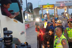 Nekat Mau Masuk ke Tol Pejagan, Sopir Truk Sumbu 3 Langsung Ditegur Kakorlantas 