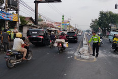 Diduga Sopir Mengantuk, Honda CR-V Hantam Median Jalan di Gunungjati Cirebon