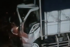Truk Tronton Disambar Light Truck saat Putar Balik di Jalur Pantura Cirebon