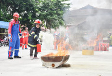 Dilatih Padamkan Api, Emak-Emak Sekitar Pertamina Balongan Antusias