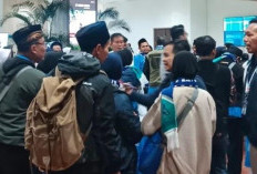 Puluhan Jemaah Umrah Asal Kuningan Terlantar di Bandara Soetta, Visa Baru Terbit Setelah Pesawat Berangkat
