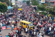 Lautan Manusia Sambut Kepulangan Dede April, Cirebon Timur Berubah Jadi Pesta Rakyat