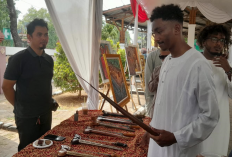Mahasiswa Internasional Terpikat Lukisan Kaca dan Topeng Cirebon di Museum Cakrabuana