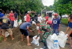 Babinsa Pegambiran Kerja Bakti Pengisian Karung Pasir dan Tanah, Upaya Pencegahan Banjir