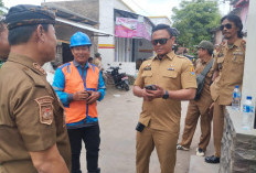 Tanggungjawab Bersama, Plt Camat Astanajapura Ajak Warga Peduli Sungai dan Jalan Bebas Sampah