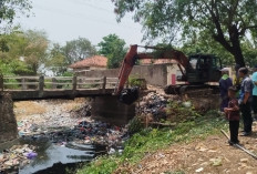 Sampah Menumpuk Lebih dari 100 Meter, Sungai Singaraja Cirebon Akhirnya Dibersihkan