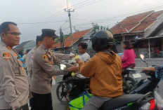Polsek Kapetakan Cirebon Bagi 100 Takjil Sambil Sosialisasi Tertib Lalu Lintas