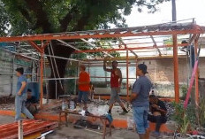 Sebelum Ditertibkan Satpol PP, PKL di Kalibaru Bongkar Lapak Sendiri