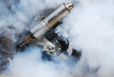 Knalpot Motor Ngebul Hitam dan Bau Bensin? Ini 7 Penyebab dan Cara Mengatasinya