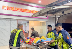 Gerak Cepat! Malam Tahun Baru Polresta Cirebon Tolong Warga yang Alami Darurat Kesehatan