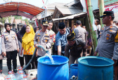 Polres Cirebon Kota Salurkan 9.000 Liter Air Bersih untuk Warga Terdampak Kemarau di Argasunya