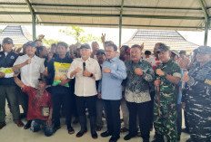 Zulhas–Trenggono Sambangi Kampung Nelayan Merah Putih Cirebon, Cek Infrastruktur dan Bagi Bantuan