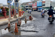 Lubang Jalan Menganga di Dalam Kota Cirebon, Pengendara Terancam Celaka