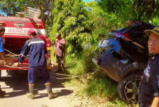 Mobil Expander Terjun ke Irigasi di Indramayu, Damkar Turun Tangan Dibantu Warga