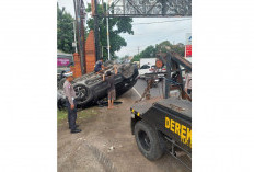 Toyota Rush Terguling di Jalan Pelandakan Cirebon Hari Ini Usai Hantam Pot Tanaman