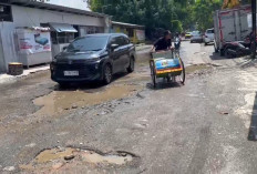 Jalan Dr Sutomo Kembali Berlubang, Warga Keluhkan Tambal Sulam Tak Bertahan Lama