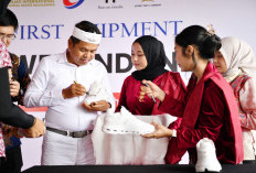 KDM Lepas Ekspor Perdana Sepatu On Cloud Running dari Majalengka ke 6 Negara 